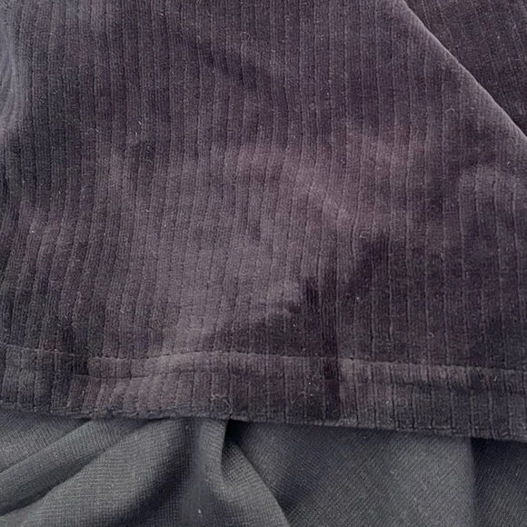 Sportsgirl Black Velvet Corduroy Mini Skirt 🖤💕
Quality🫰 Comfy fit 💗 - Picture 4 of 5